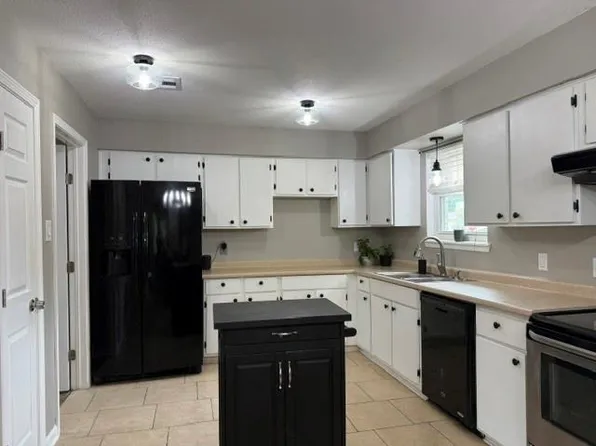 4915 Charnock Dr, Alvin, TX 77511