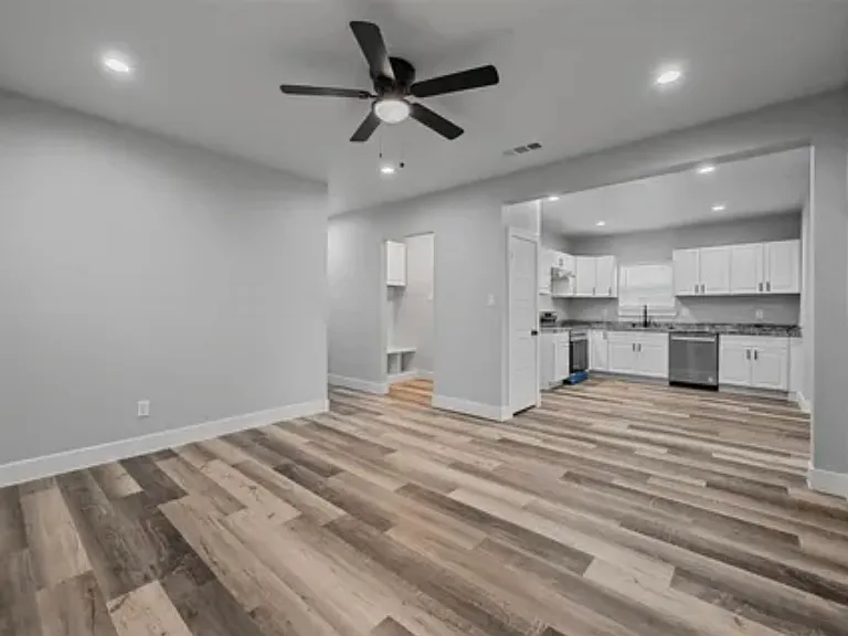 2754 W 12th St — Photo 3