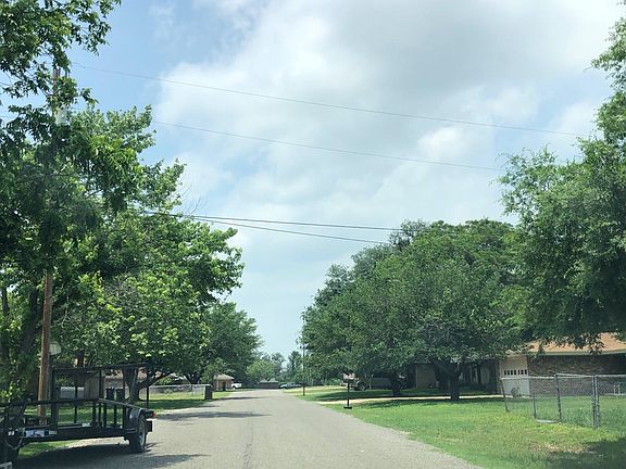 3rd image of 210 Pecan Dr