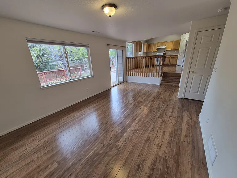 427 Hudson Ct — Photo 6