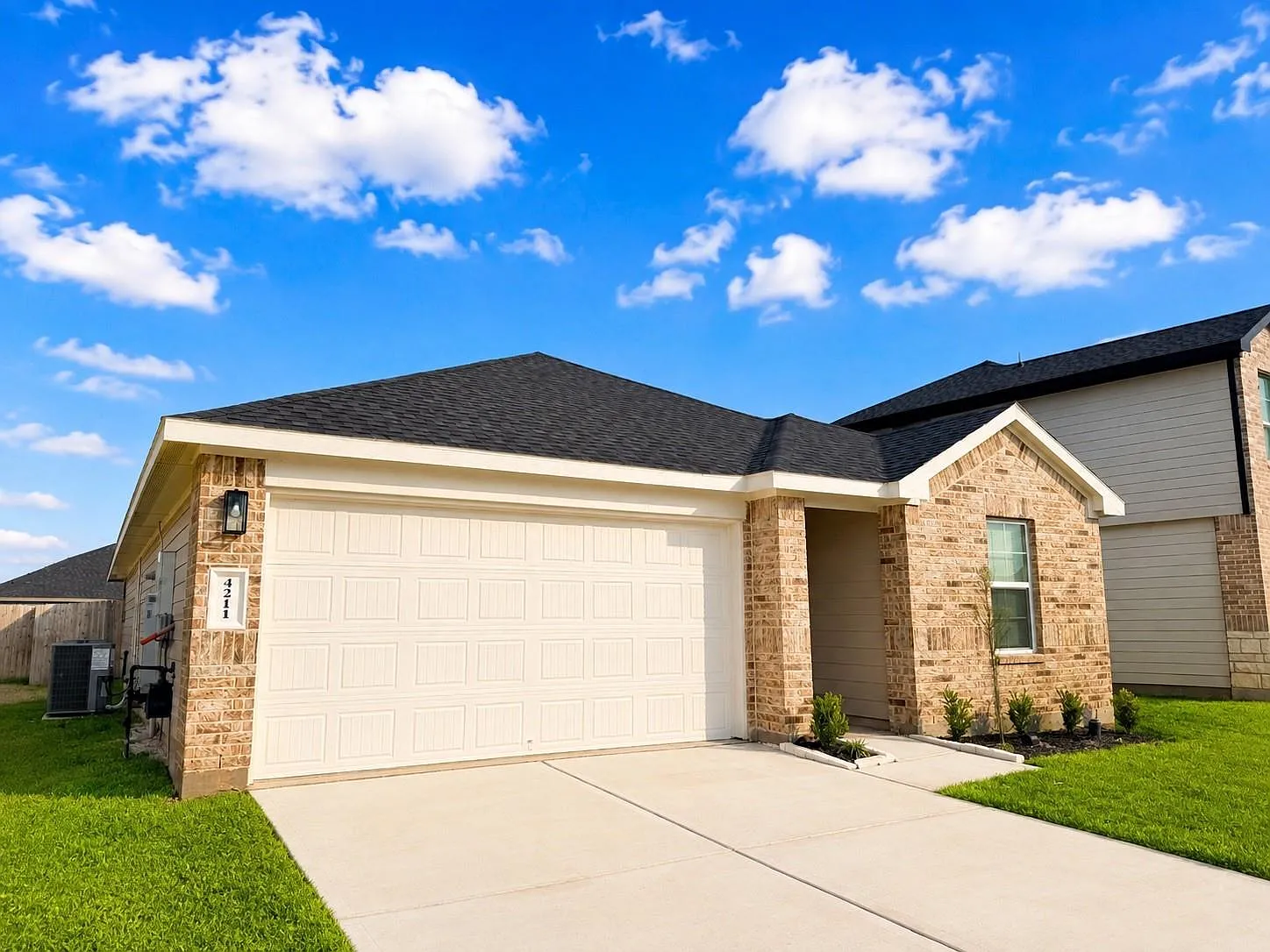 4 bed, 2.0 bath, 1809 sqft, $2,300 — Photo 2