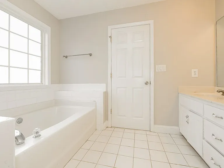 1598 Queen Elizabeth Dr — Photo 10