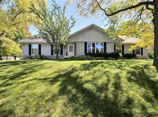 438 Cheshire Ln, Pewaukee, WI 53072