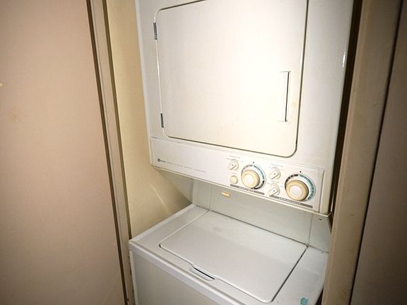 3rd image of 402 N Crescent Dr