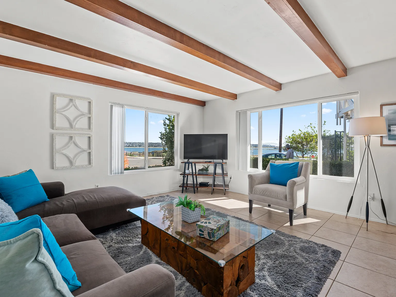 2 bed, 1.5 bath, 910 sqft, $4,995 — Photo 2