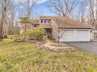 216 Canoebrook Dr, Hawley, PA