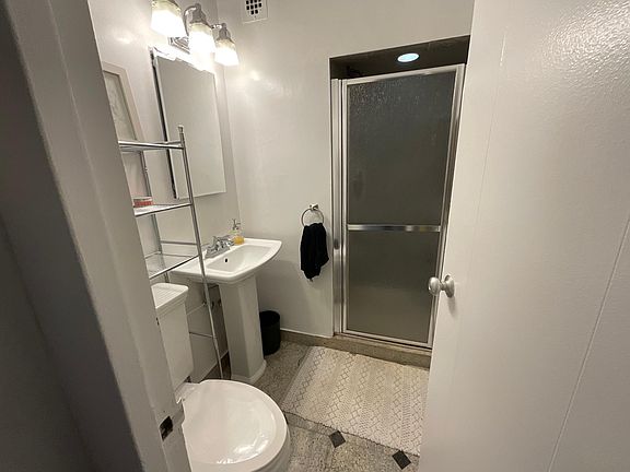 3rd image of 404 W Oakdale Ave #2100
