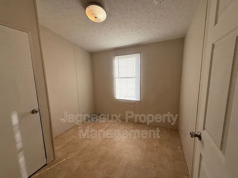 2210 Center St — Photo 6