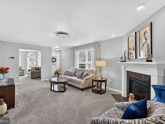 5th image of 411 Honeysuckle Ln