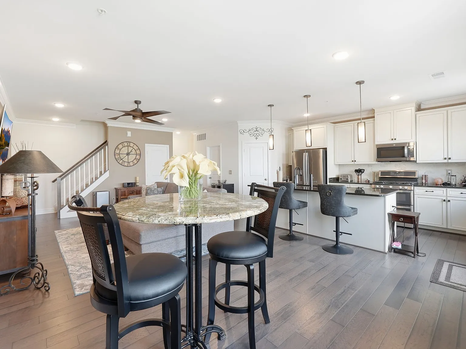 3 bed, 2.5 bath, 2264 sqft, $3,100 — Photo 1