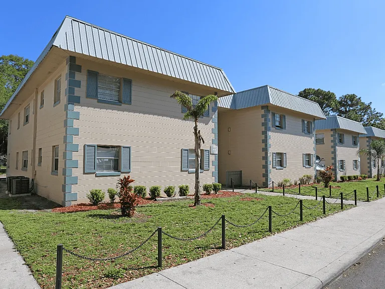 Lakeland Manor Apartment Homes — Photo 16