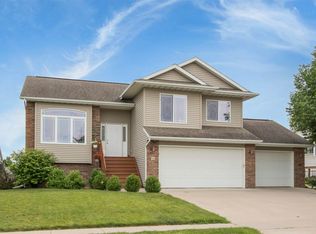 60 Vixen Ln, North Liberty, IA 52317