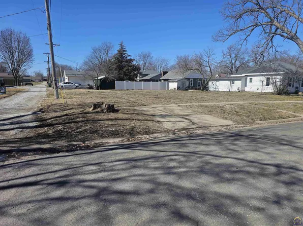 210 N 8th St, Seneca, KS 66538