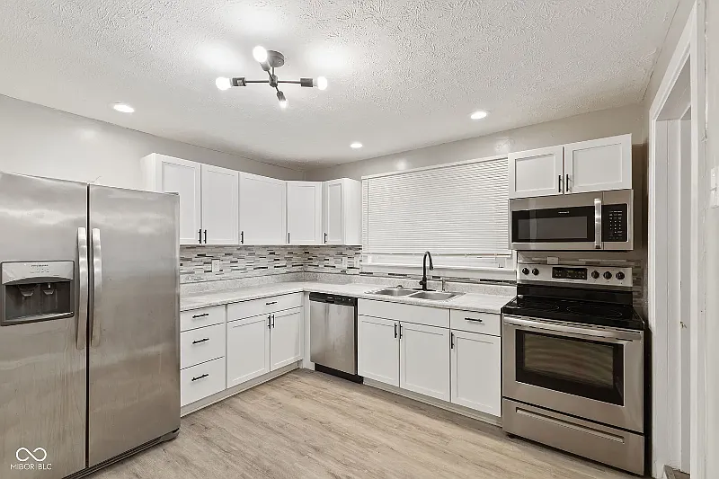 Stylish Downtown Indianapolis Stay - Modern 3 Bedroom with Backyard! — Photo 3
