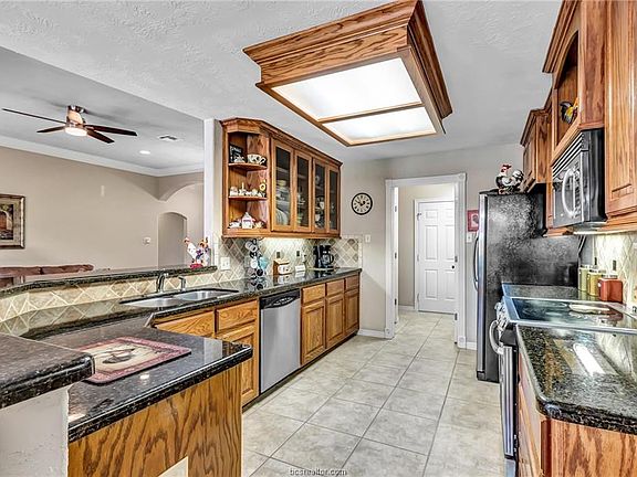 5th image of 703 Woodson Dr