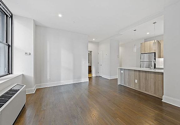 5th image of 15 Park Row APT 18f