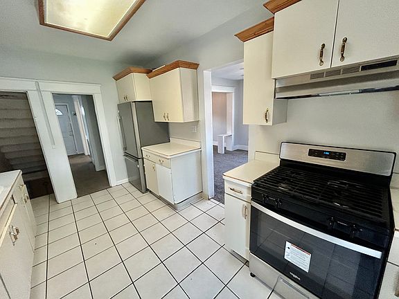3rd image of 1164 W 20th St