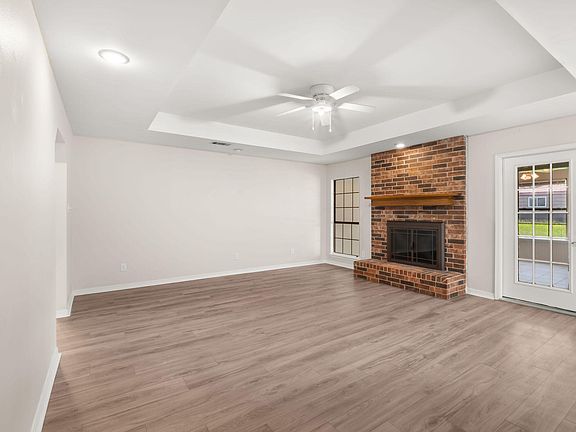 4th image of 211 Colony Park Dr