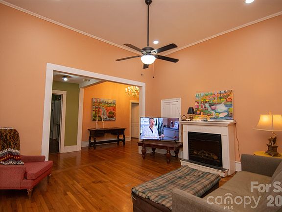 4th image of 600 W Warren St