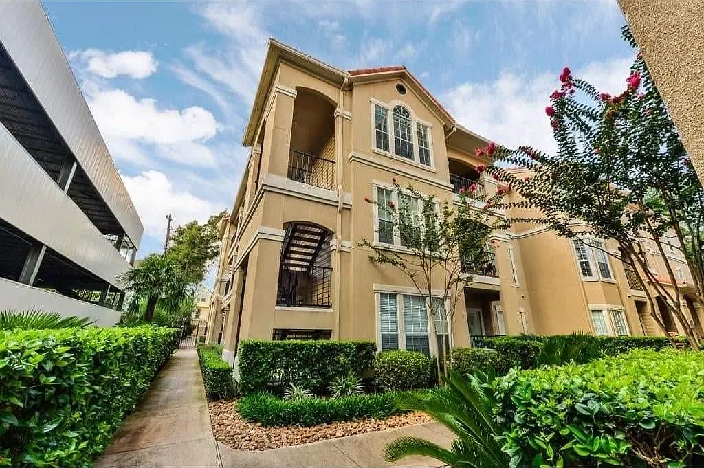 2 bed, 2.0 bath, 1006 sqft, $2,100 — Photo 1