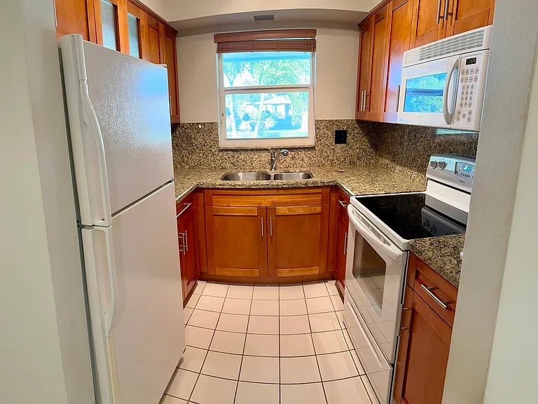 3801 NE 22nd Ter #11 — Photo 5