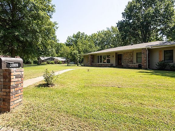 2nd image of 3009 W Parkwood Dr