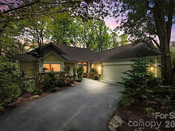 2nd image of 8 Spring Ridge Ln