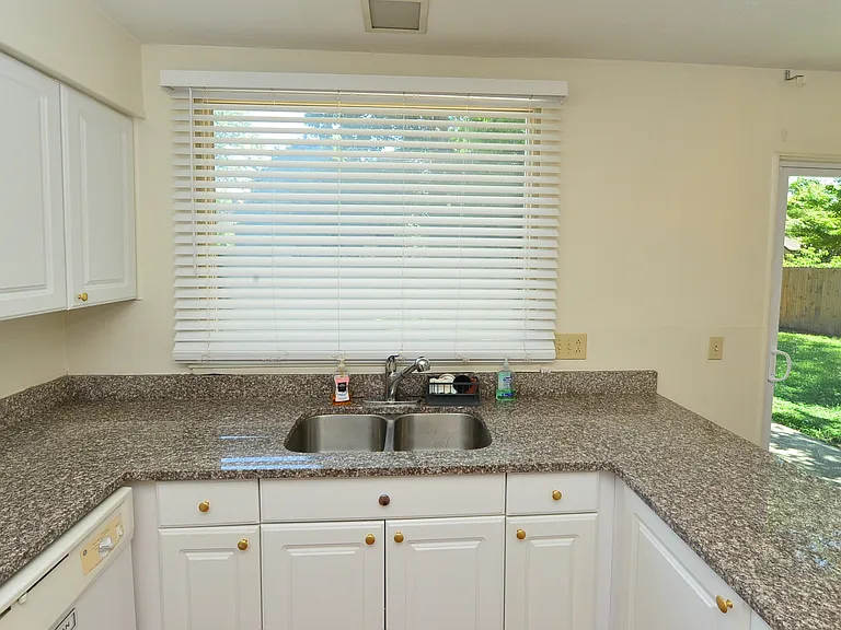 1548 Beachview Dr — Photo 9