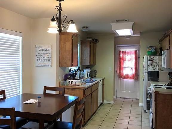 3rd image of 104 Yegua Cir