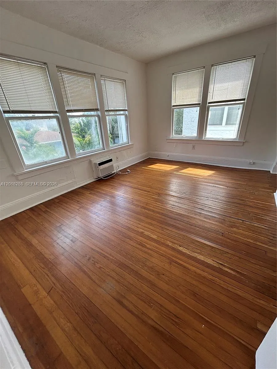 Building Photo - 529 NE 66th St #7