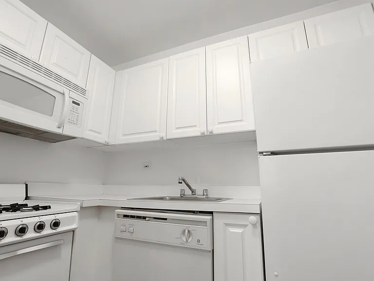 340 E 51st St #2D — Photo 4