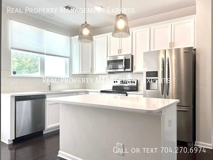 Coming Soon ! Stunning 2br/2.5ba Townhouse In Belmont! — Photo 2