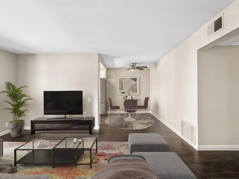 Las Flores Gardens Apartments — Photo 8