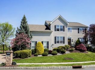 19 Village Rd, Kendall Park, NJ 08824