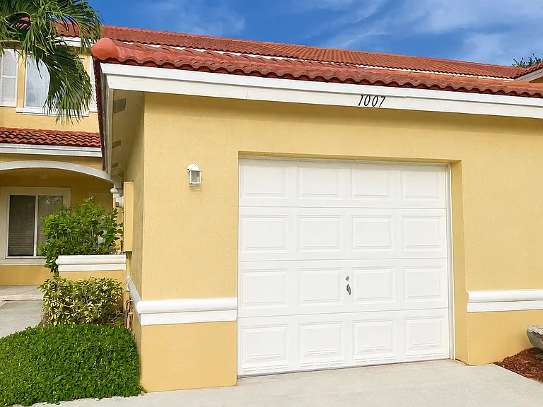 1007 Arezzo Cir — Photo 2