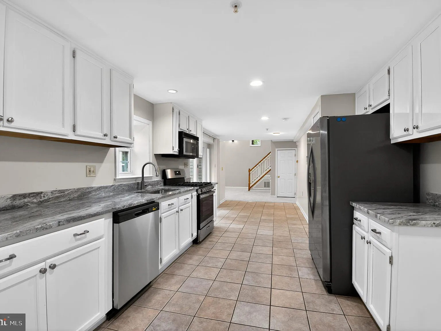 3 bed, 2.5 bath, 2900 sqft, $3,500 — Photo 2