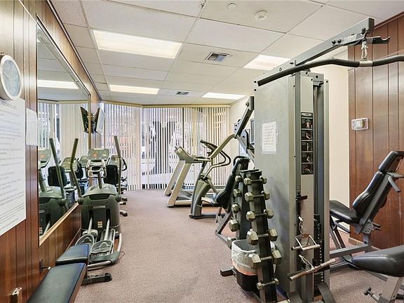 4th image of 2100 Saint Charles Ave Unit 4