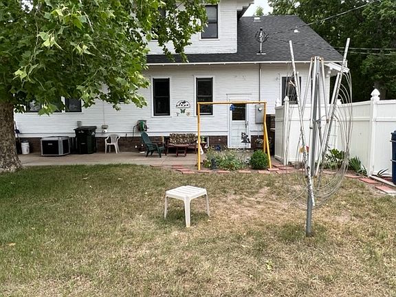 3rd image of 218 E Jackson St