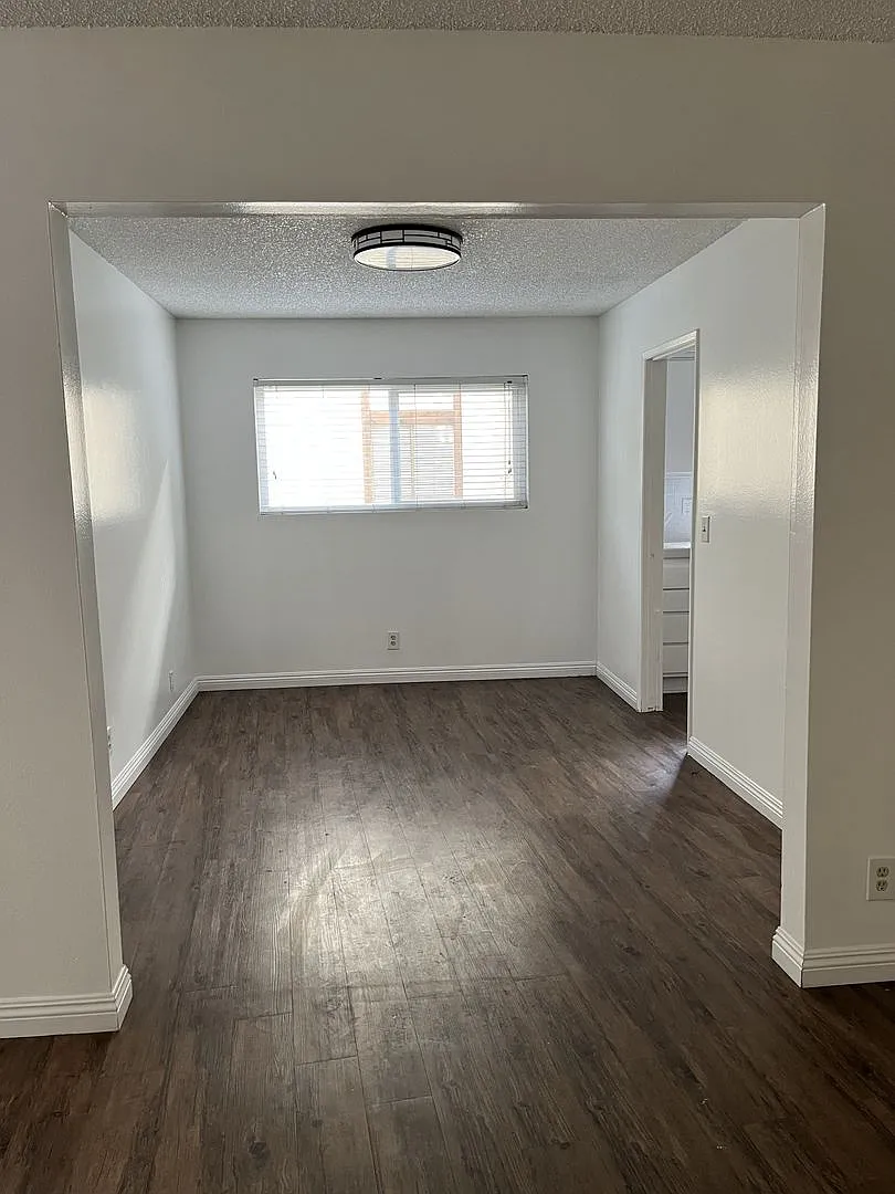 17440 Burbank Blvd — Photo 1