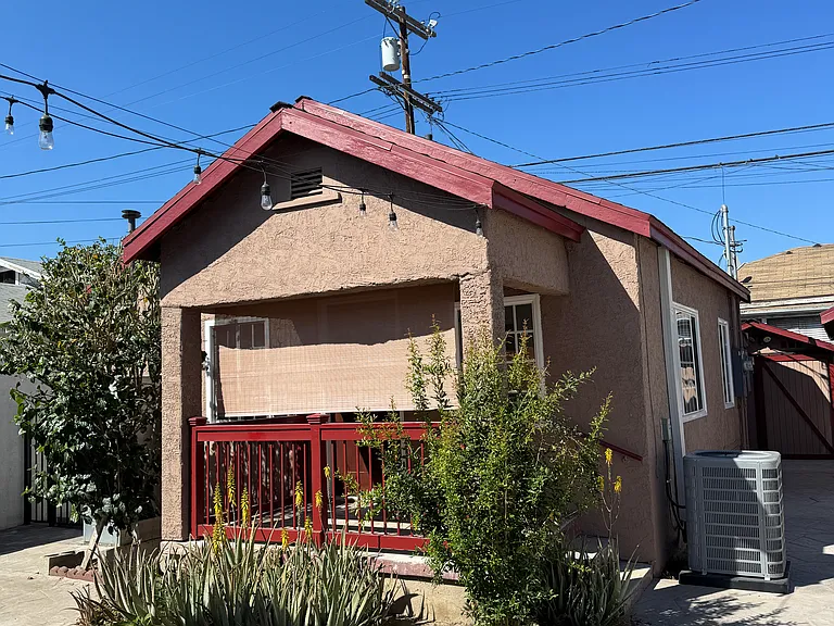 2609 W Avenue 31 — Photo 1