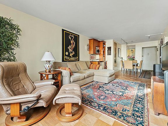 2nd image of 165 W 66th St APT 6S