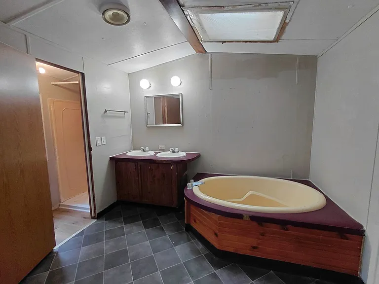 20899 Hampton Dr — Photo 3
