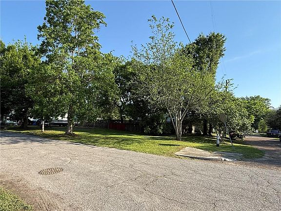 3rd image of 400 Tupelo St