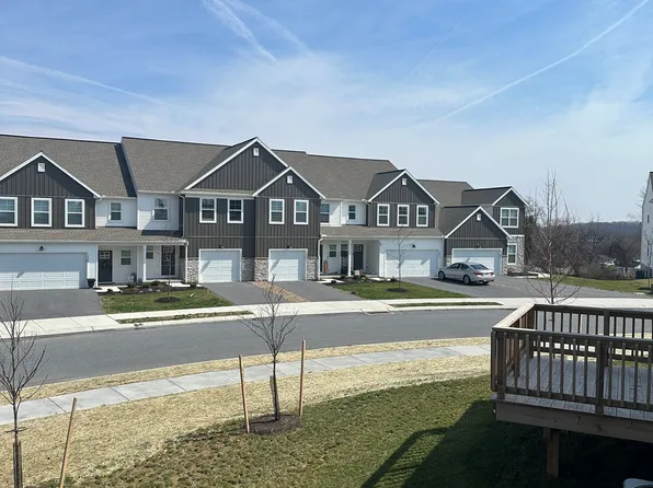 7882 Oak Brook Dr, Harrisburg, PA 17112