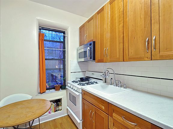 5th image of 3114 Crescent St APT 5C
