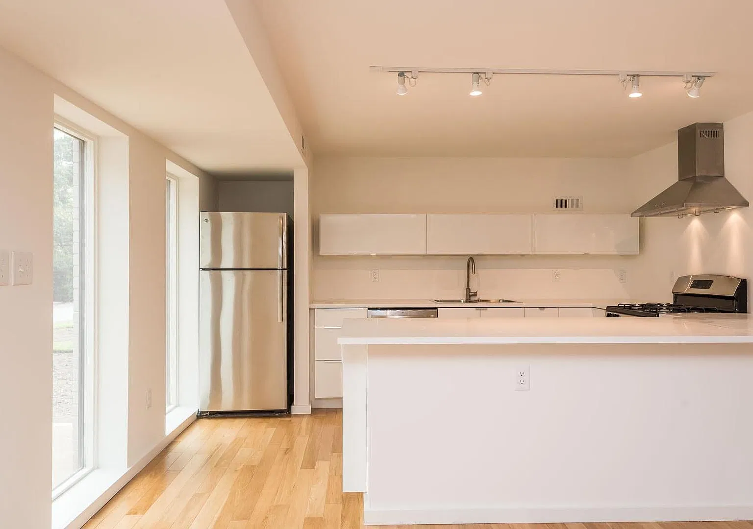 2 bed, 1.0 bath, 750 sqft, $2,200 — Photo 4