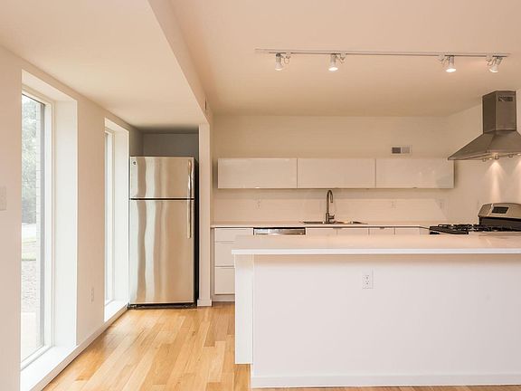 4th image of 411 Jefferson St