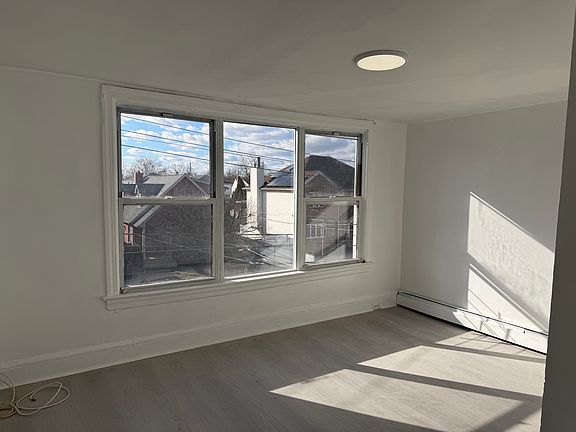 4th image of 213 Liberty Ave #3