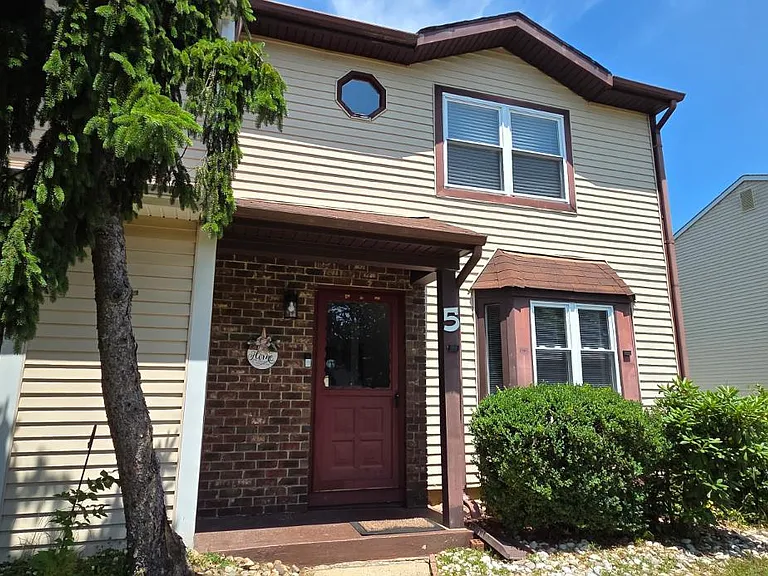 5 Stanley Ave — Photo 2