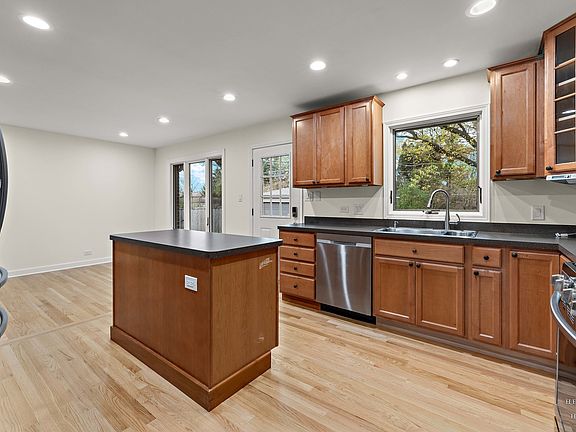 5th image of 606 Lexington Ave